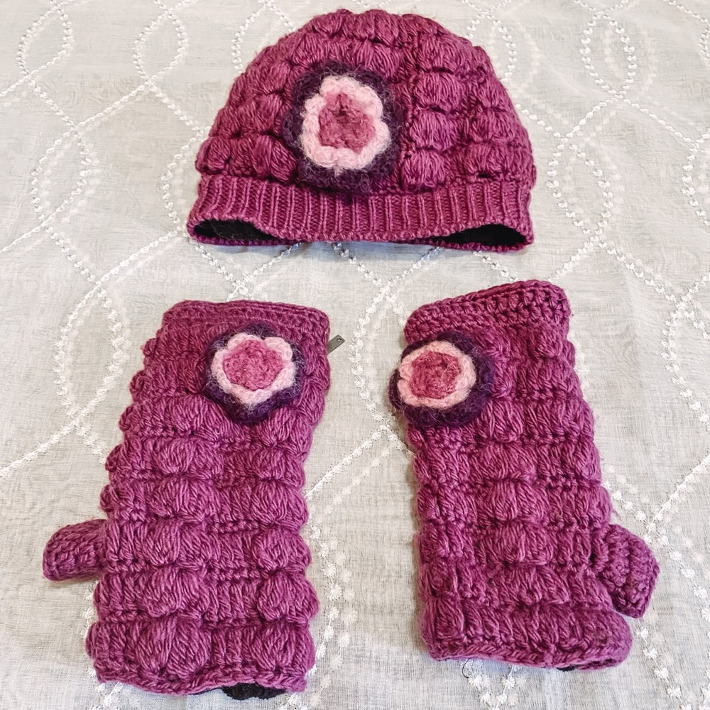 Matching hat & gloves set
